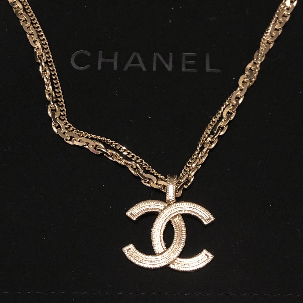 Chanel Necklace (Free Dior lip glow) - Picture 13 of 16